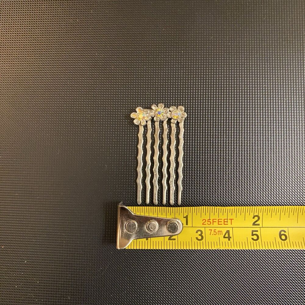 Bridal Comb With Three Flower Rhinestones Design - Picture 4 of 5